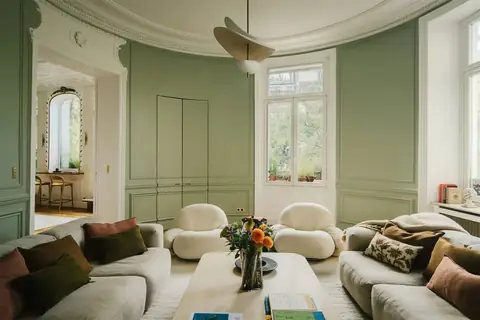 L’Art du Chic Parisien : Comment Apporter un Souffle de Paris chez Vous