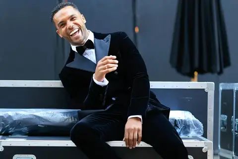 18 faits sur Lucien Laviscount, la star de « Emily in Paris »