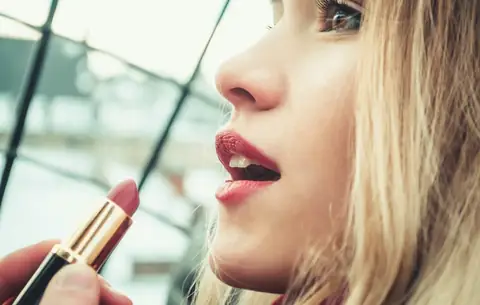 Voici comment fabriquer votre propre rouge à lèvres 100 % naturel