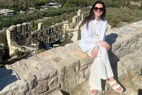 Anne Hathaway a compris cette astuce pour s’habiller avec style en voyageant