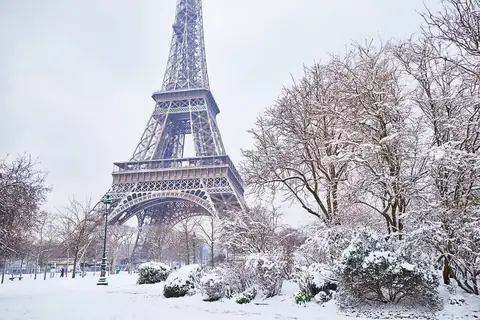 Ma Valise Hivernale pour Paris : Comment Voyager Élégante et au Chaud